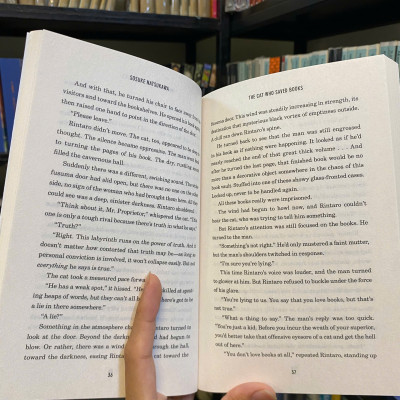 Sách - The Cat Who Saved Books by Sosuke Natsukawa - Bìa mềm | Japanese Literature / Fantasy Fiction