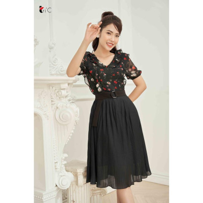 Đầm xòe hoa đỏ, chân dập nhăn Tri