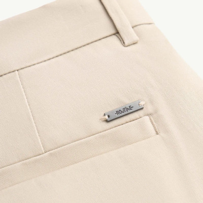 Quần kaki nam đính nhãn kim loại Form Slim cropped - ROUTINE 10S25PCA002
