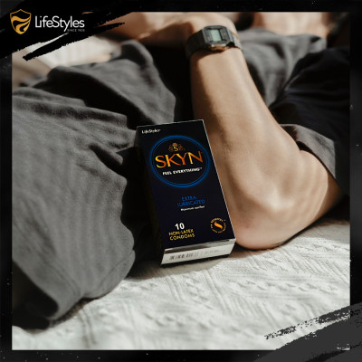 Bao cao su siêu trơn, siêu nhiều gel, mỏng khít LifeStyles Skyn Extra Lubricated - Hộp 10 bao