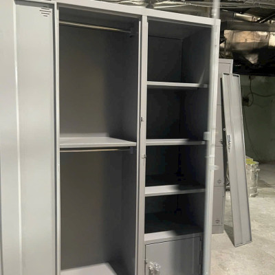 Tủ sắt cá nhân văn phòng Juno Sofa có thanh treo đồ và ngăn xếp ngang 1m x cao 1m8 x sâu 45 cm.