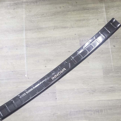 Ốp chống trầy cốp trong, ngoài carbon xe Toyota Innova 2017- 2022 – vân cacbon cao cấp