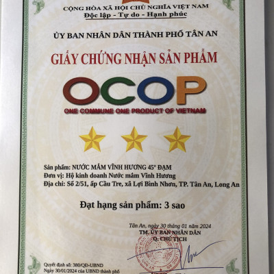 Nước mắm cá cơm Vĩnh Hương 45 độ đạm chai 500ml 70 năm truyền thống (có hộp)