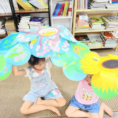 Sách cho bé - Vòng Đời Kỳ Diệu - Ếch Xanh Bé Nhỏ - Sách tranh, lật mở bông hoa - Khám phá tự nhiên