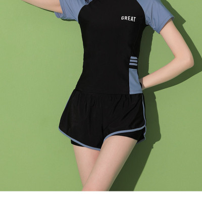 Bộ đồ bơi nữ gồm quần đùi và áo ngắn tay trẻ trung, năng động