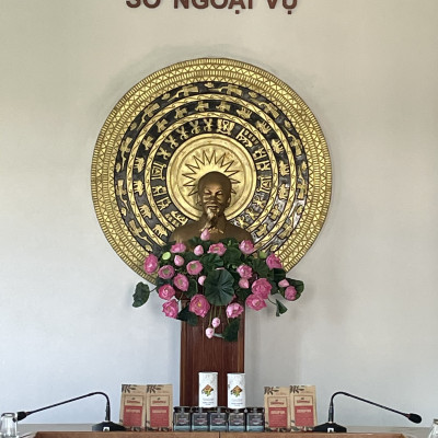 Combo 1 Hũ Mật Ong Cà Phê Jade Mountain Kết Tinh Tự Nhiên 380ml Và 1 Mật Ong Bánh Tổ Jade Mountain 500gr Nguyên Miếng Ngọt Nhẹ