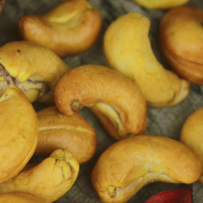 Combo Sen Sấy Gừng Mật Ong Hải Long (230g) + Hạt Điều Rang Muối Tách Vỏ Lụa Hải Long (250g)